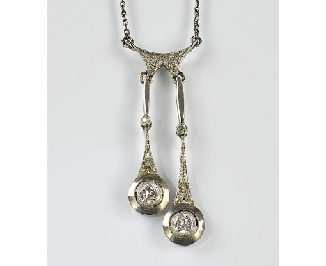 Negligé-Collier. Zwei Brillanten zu ca. 0,20 ct. Feine Platinfassung. L 42 cm. Um 1900. Original Verkaufsetui des sächsischen