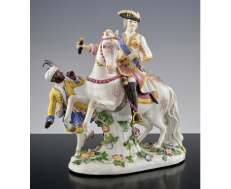 Elisabeth von Russland zu Pferd als Figurine.  Die Zarin in Uniform mit Orden und Dreispitz auf ihrem prächtig geschmückten A