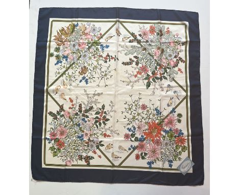 Gucci Carré. Flora-Print nach den Entwürfen von Vittorio Accornero. Seidentwill. Fleckig. 85 x 85 cm