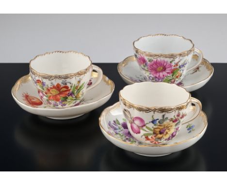 Drei Kaffeetassen mit Untertassen. Form Neuer Ausschnitt. Prächtige Blumenmalerei und Goldspitzenkante. Blaue Schwertermarke 