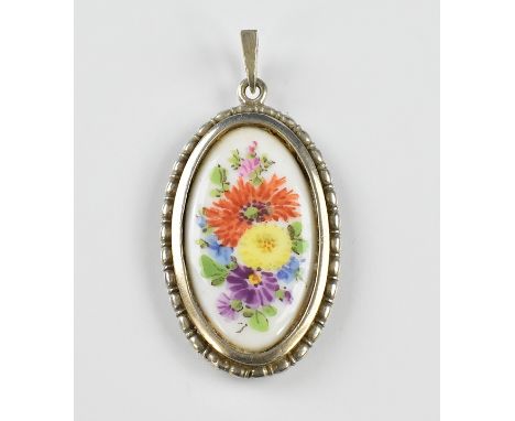Porzellananhänger. Meissen. Polychromer Blumenstrauß in Silberfassung mit Eierstabkante. H 3,8 cm