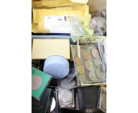 Box of mixed Vintage UK &amp; World coinage to include; vintage Pennies, Crowns, £5 Pound coins, banknotes etc