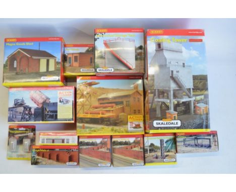Collection of OO gauge model railway mostly industrial related scenic accessories from Hornby and Hornby Skaledale to include