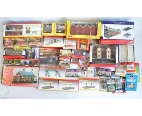 Collection of OO gauge model railway scenic accessories from Hornby, Hornby Skaledale, Scenix, Peco, Bachmann etc to include 