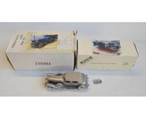 2 boxed 1/24 scale diecast model cars to include Danbury Mint 1932 Cadilac V-16 Sport Phaeton and Franklin Mint 1933 Dussenbe