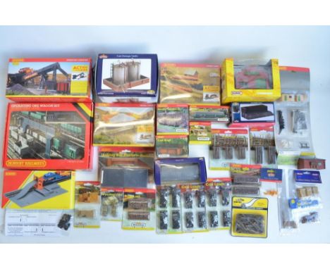 Collection of OO gauge model railway scenic accessories to include Hornby, Hornby Skaledale, Scenix, Bachmann, Base Toys etc.