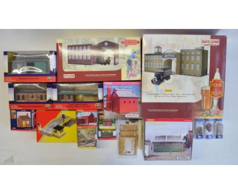 Collection of OO gauge model railway scenic accessories from Hornby, Hornby Skaledale, Bachmann Scenecraft, Lledo, Harburn Ha