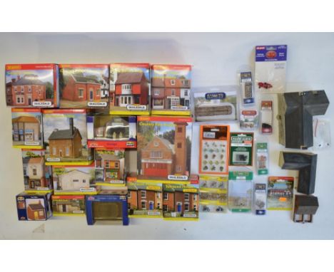 Collection of OO gauge model railway scenic accessories from Hornby Skaledale, Bachmann Scenecraft, Harburn Hamlet, Gilbow, N