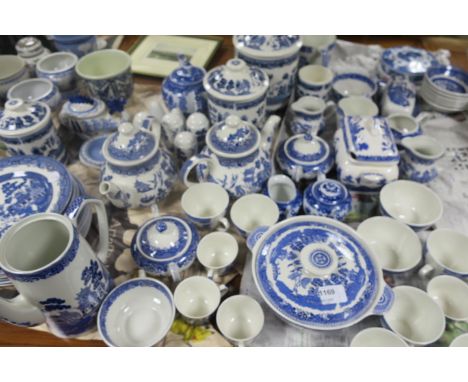 A WILLOW PATTERN DINNER AND TEA SERVICE 