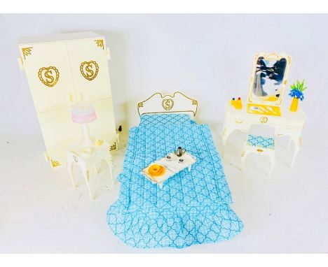 Sindy - Bedroom Set Furniture, including bedding etc - Circa 1970's - Lamp worked at time of lotting with new battery