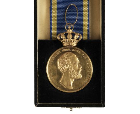 * Sweden. Swedish Royal gold medal / neck badge, King Oscar II by Lea Ahlborn, stamped 18K on the suspension ring, obverse wi