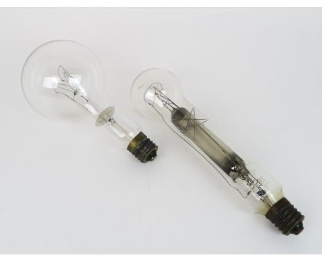 A SIEMENS SIERAY DUAL TYPE MAT/V LIGHT BULB, CIRCA-1940&nbsp; Made in England, measuring approx. 39cm in length overall, toge