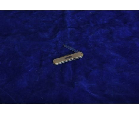 A 9ct gold mounted penknife with engine turned panels and with blank rectangular cartouche unfolding to reveal a penknife, na