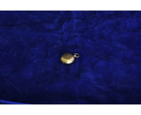 An 18ct gold sovereign case, the engine turned exterior with central circular cartouche initialled RH, the interior with spri