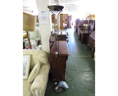 METAL FLOOR STANDING LAMP.
