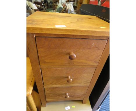 LIGHT OAK THREE DRAWER BEDSIDE CHEST. (AF)