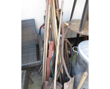 LARGE QUANTITY OF ASSORTED GARDEN HAND TOOLS (A/F)