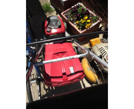 MOUNTFIELD SP425 PETROL LAWN MOWER WITH HONDA GVC 160 OHC AUTO CHOKE ENGINE, GRASS BOX AND OWNERS MANUAL