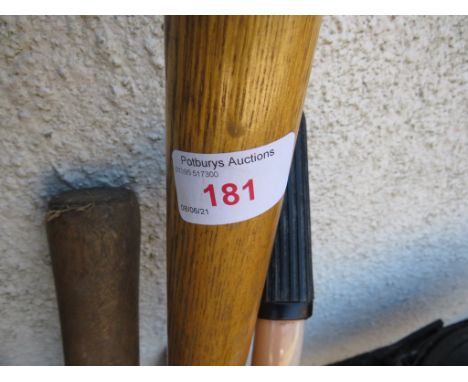 SELECTION OF GARDEN HAND TOOLS