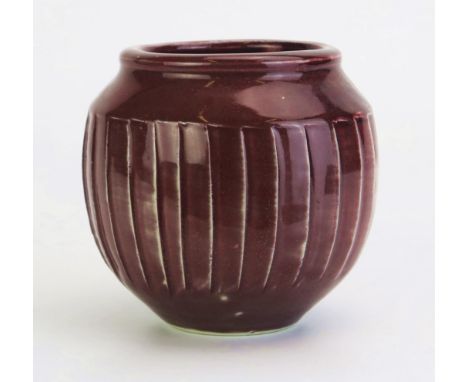 DAVID LEACH (1911-2005) for Lowerdown Pottery fluted vase, sang de boeuf glaze, impressed DL mark to base, height 11cmProvena