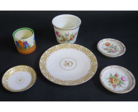 A Dresden porcelain planter and stand, with painted floral decoration, 10cm high, a similar stand, a Clarice Cliff pottery pr