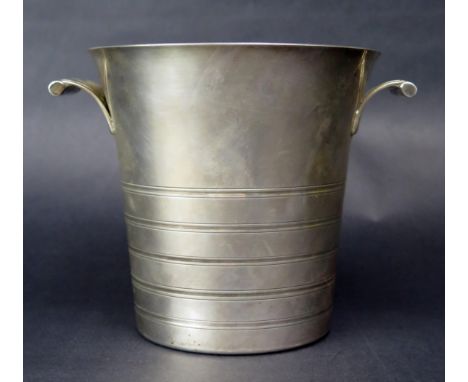 An Art Deco period silver plated ice bucket of tapering cylindrical form, 14cm high. 