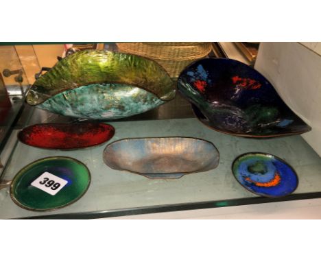 FOUR PAOLO DE POLI METALWORK AND ENAMEL ABSTRACT DISHES AND TWO OTHER SIMILAR 