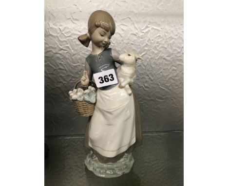 LLADRO FIGURE OF A GIRL WITH A BASKET