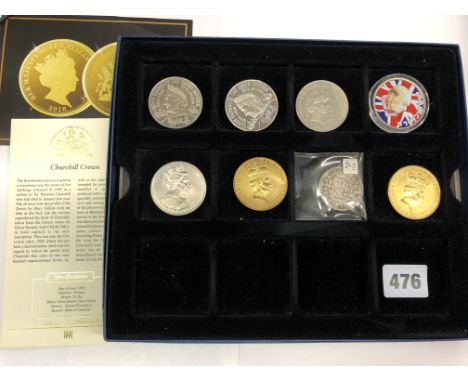 BOXED TRAY OF TWO QUEEN ELIZABETH THE QUEEN MOTHER FIVE POUND COINS, TWO QUEEN ELIZABETH BAILIWICK OF JERSEY GILT FIVE POUND 