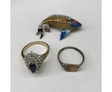 SILVER GILT AND ENAMEL FISH BROOCH, UNMARKED YELLOW METAL SAPPHIRE STONE AND CZ CLUSTER MARQUISE RING AND A 9CT ON SILVER SIG