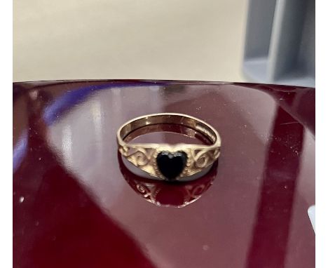 A small antique 9ct ring with heart shaped stone, approx. 1.2g, size M