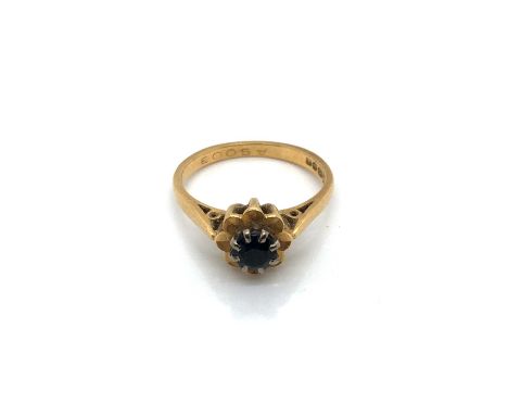 A vintage 18ct hallmarked gold sapphire foliate ring. Ring size K. Weight 2.8 grams. 