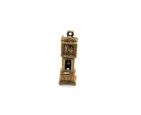 A vintage 9ct hallmarked gold grandfather clock charm which opens to reveal a running mouse. Weight 4.5 grams. 