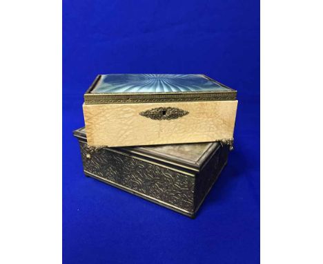 LOT OF FOUR ATTRACTIVE BOXESincluding an enamel jewellery box and an Italian H&G Studio music box limited edition 207 of 2000