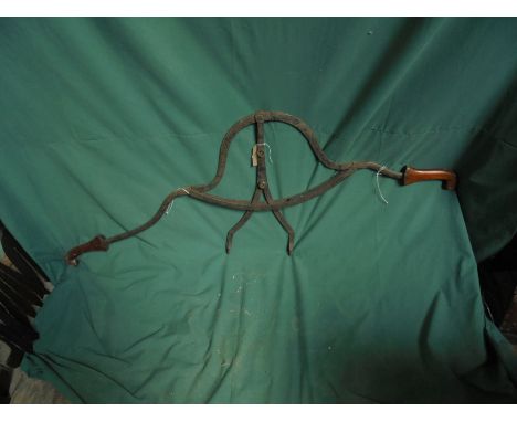 Large (x2) handled metal lifting tool