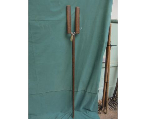 Wooden and metal tool for removing hot land tile pipes from kiln