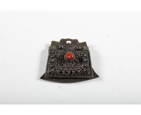  Arte Himalayana. A silver lighter engraved with vegetal motifs and central incrusted coral Tibet, 19th century . Cm 11,00 x 
