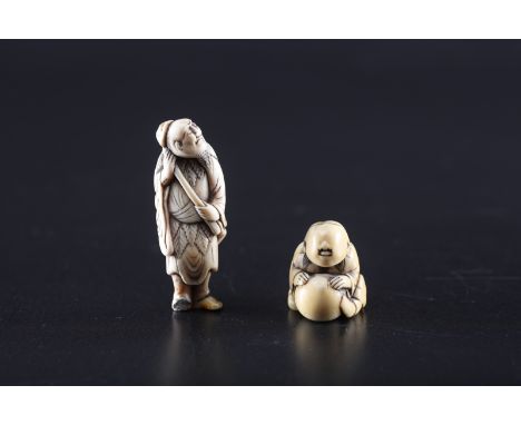  Arte Giapponese. Two ivory netsuke: one depicting a child and the other portraying an old man Japan, Edo Period, 18th centur