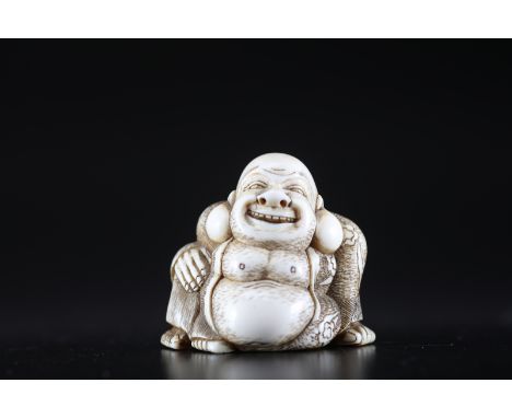  Arte Giapponese. An ivory netsuke portraying Hotei. Possibly attribuable to Hidemasa of Kyoto  Japan, middle 19th century . 