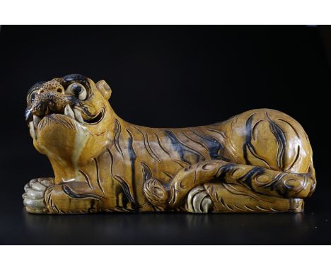 Arte Cinese . A yellow and black glazed ceramic pillow in the shape of a tiger  China, Liao Period, 907 - 1125 or later. For 
