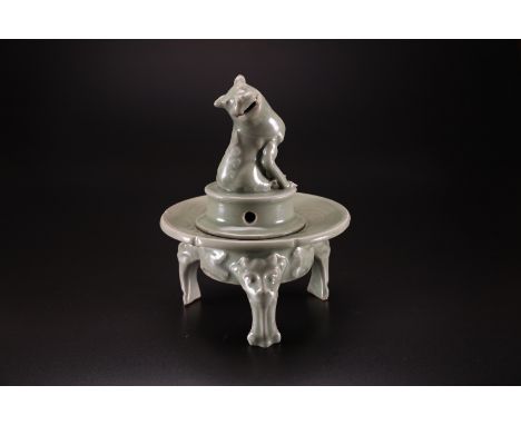 Arte Cinese . A celadon tripod censer with foo dog handle on the lid China, possibly Ming period, 16th century or later. Cm 1