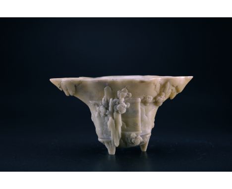 Arte Cinese . A tripod steatite lobed cup decorated with Chinese trees in relief  China, Qing dynasty, 19th century . Cm 19,0