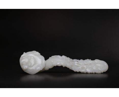 Arte Cinese . A jade ruyi scepter China, 20th century . Cm 15,00 x 50,50.  