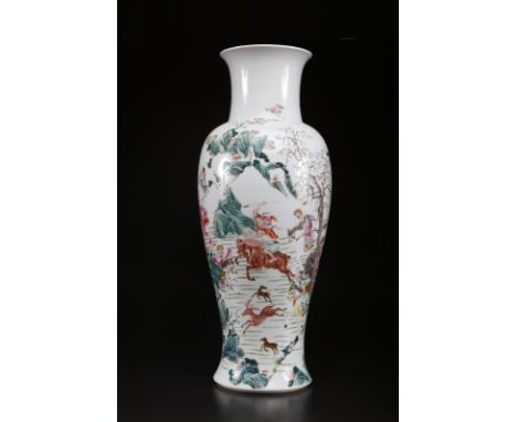 Arte Cinese . A polychrome porcelain vase painted with hunting scene and bearing a Qianlong six characters seal mark at the b