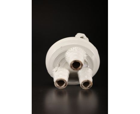 Arte Cinese . A blanc de Chine porcelain tripod censer  China, 17th century or later . Cm 14,00 x 16,00.  