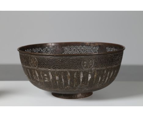  Arte Islamica. A sheet metal brass basin bearing a bold calligraphic inscription with silver inlaid remains Egypt/Syria, 15t