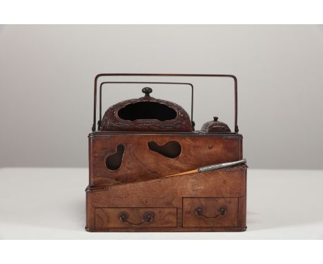 Arte Cinese . A smoking set with pipe  Japan, 19th century . Made up of root wood and embossed copper covers.. Cm 19,00 x 18,