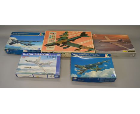 5 x 1:72 scale model aircraft kits, various manufacturers. Viewing recommended.