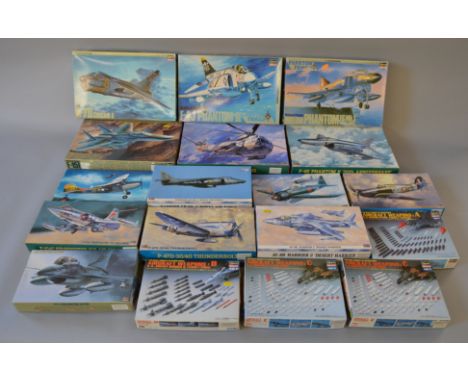 18 x Hasegawa 1:48 scale model aircraft & weapon kits. Viewing recommended.