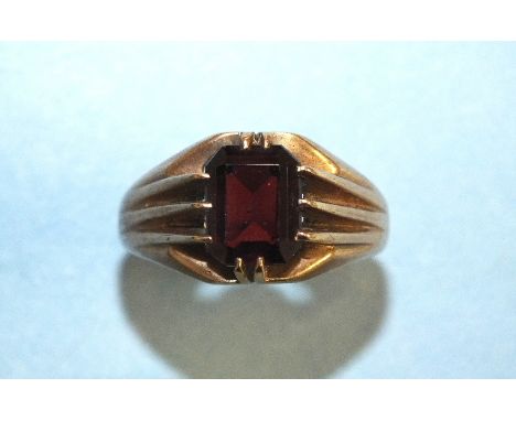 A 9ct gold ring set a rectangular-cut garnet, size T, 4.6g.